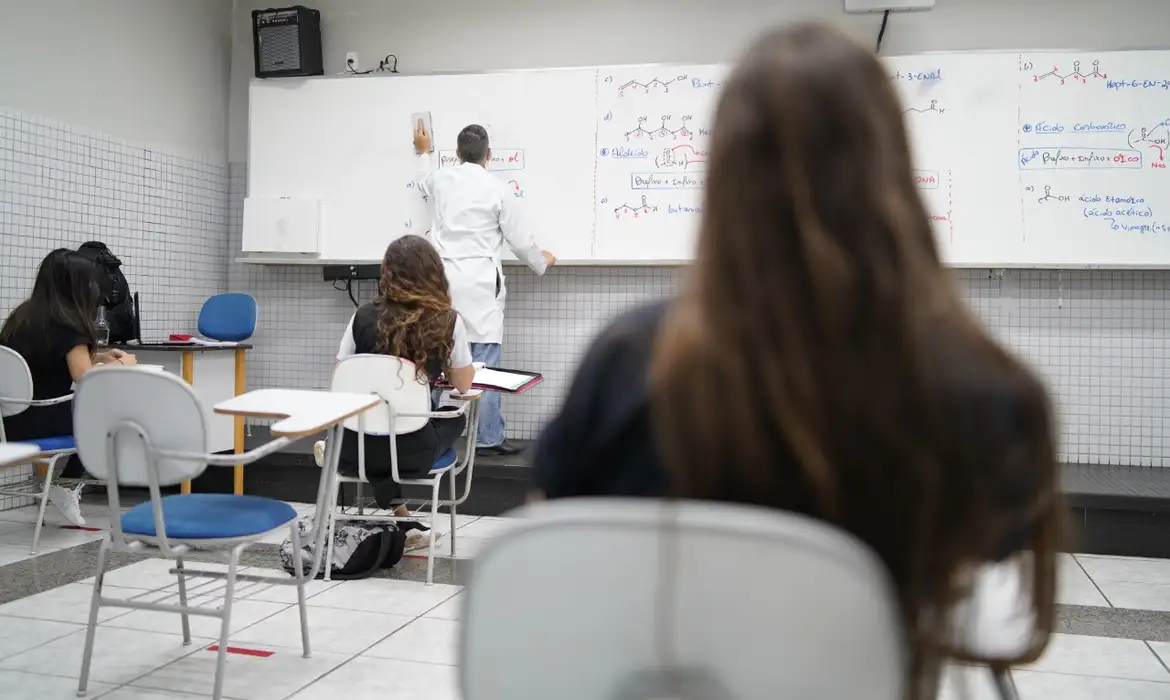 Alunos estudando na sala de aulas