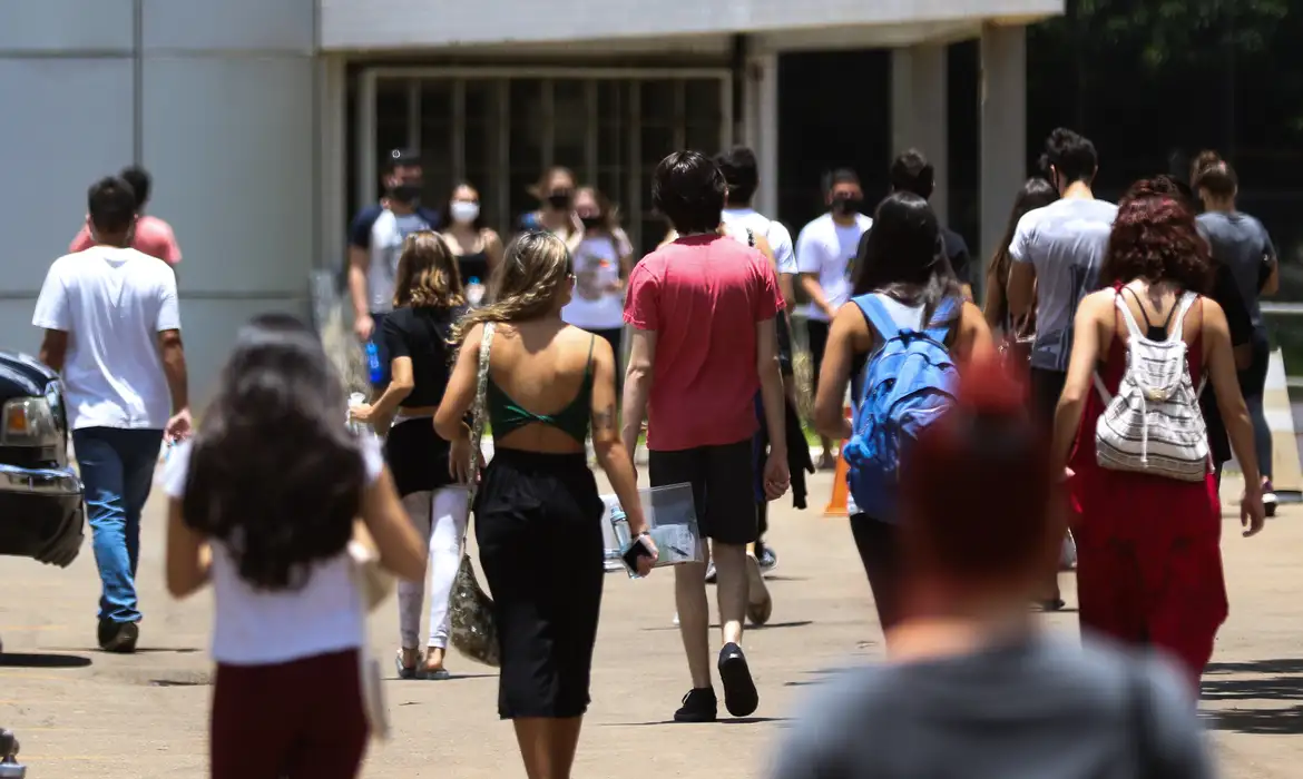 Imagem alunos entrando em uma Universidade