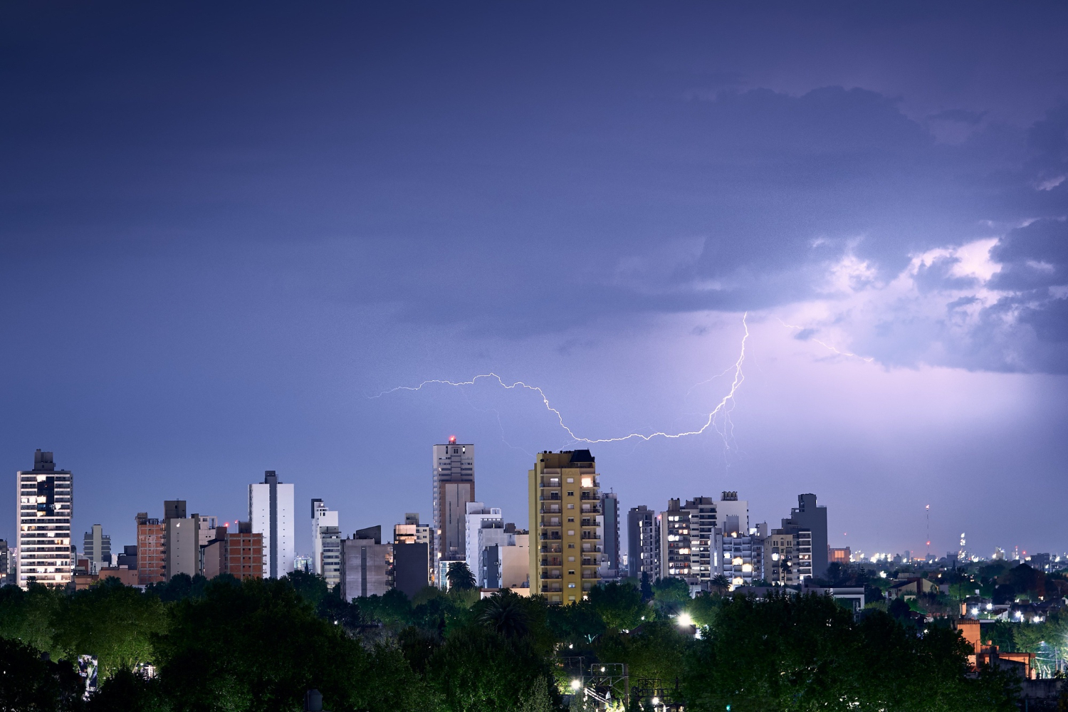 Foto de relâmpago sobre cidade