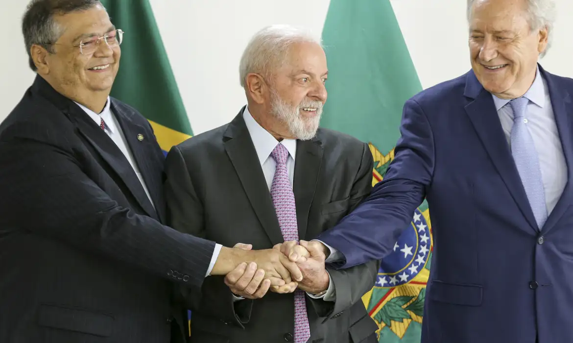 Foto de lula dino e lewandowski se comprimentando