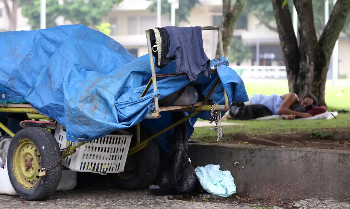 Imagem, Carroça com roupas e pertences de uma pessoa em situação de rua.