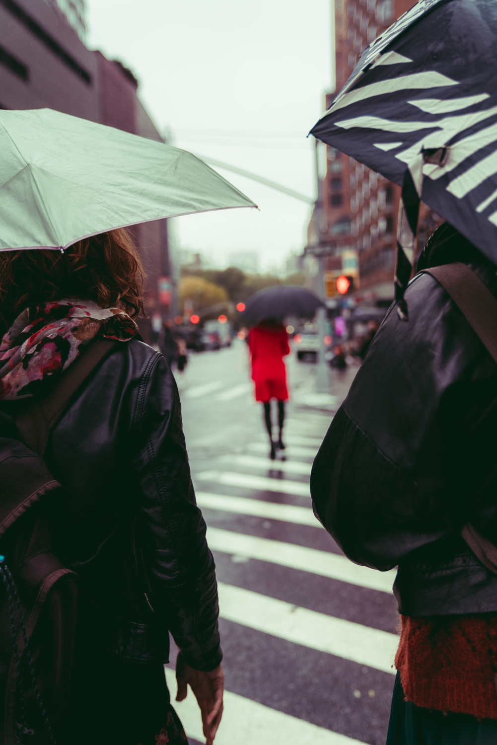 foto de pessoa com guarda chuva