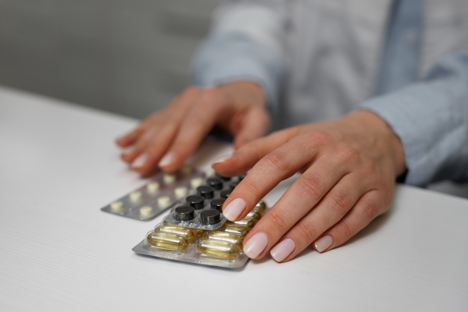 mão segurando medicamento