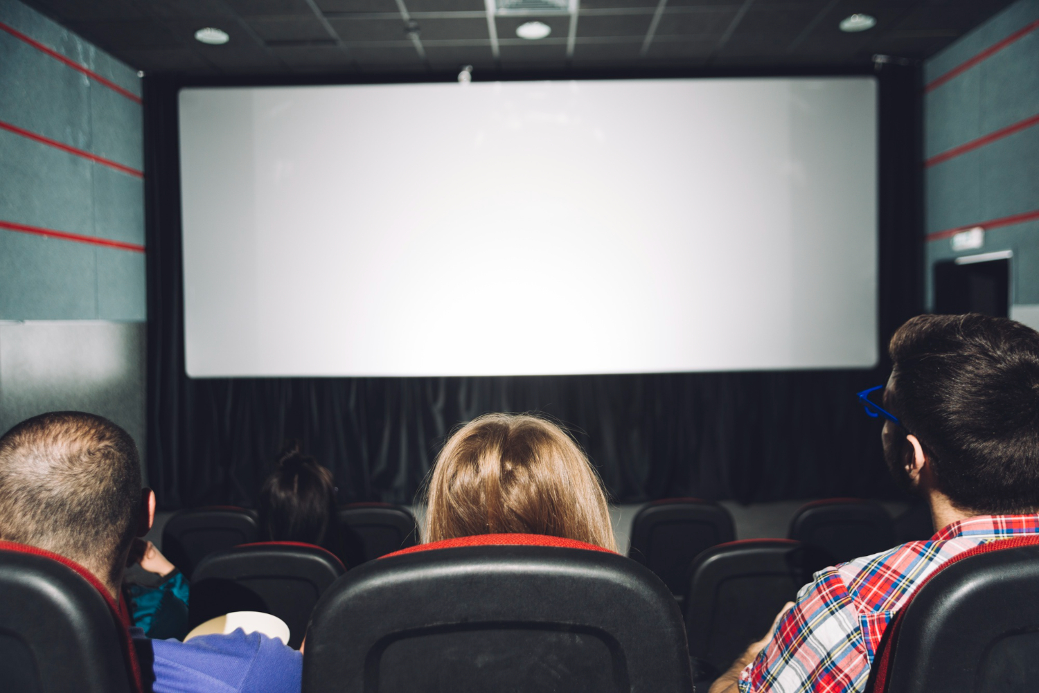 foto de pessoas olhando tela de cinema