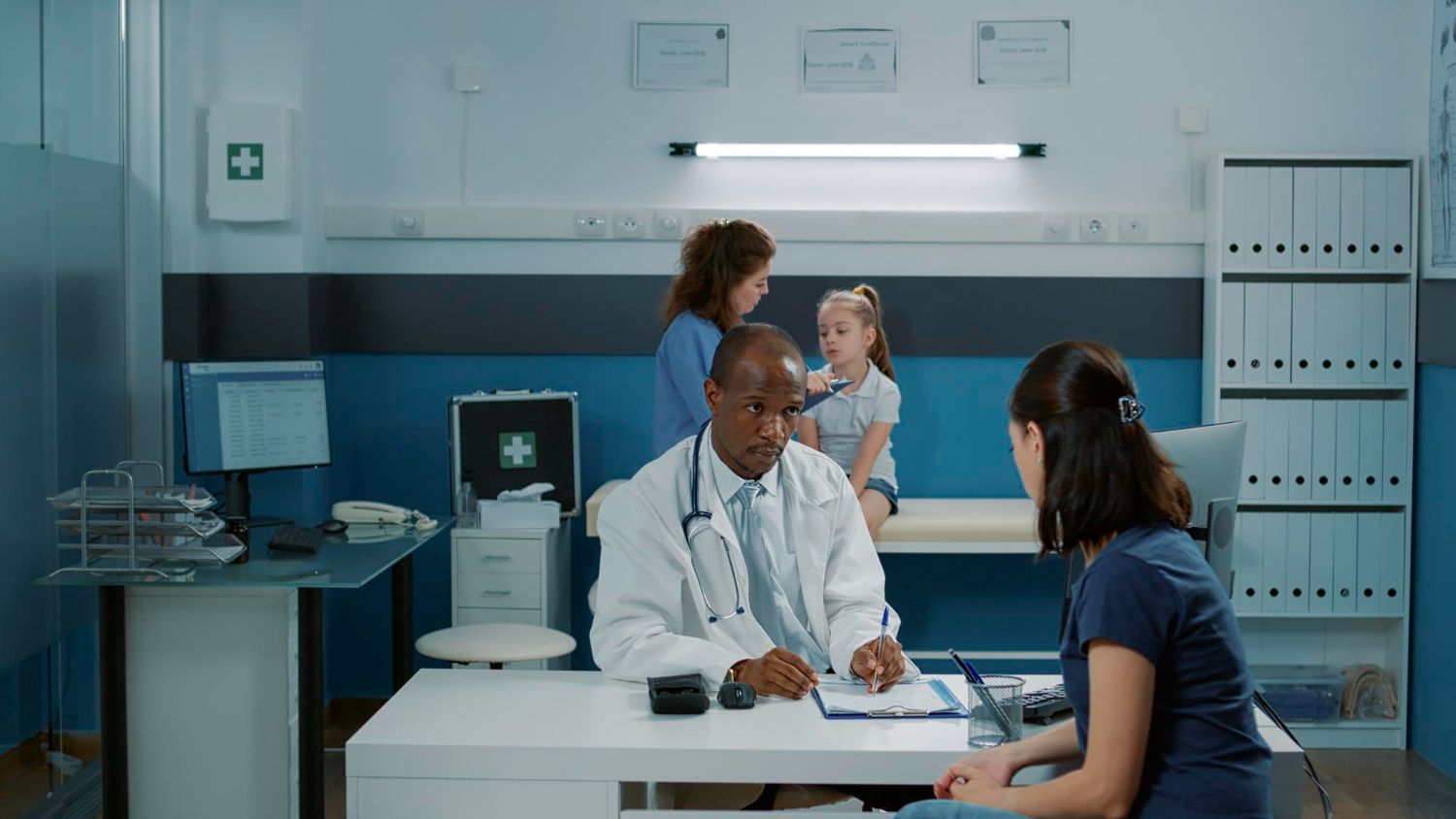 Foto de um medico em atendimento